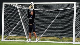 Chelsea Diklaim Incar Kiper Burnley untuk Lecut Kepa