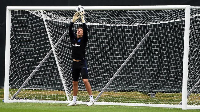Chelsea diklaim tengah mengincar kiper Burnley, Nick Pope, untuk melecut motivasi penjaga gawang mereka, Kepa Arrizabalaga.