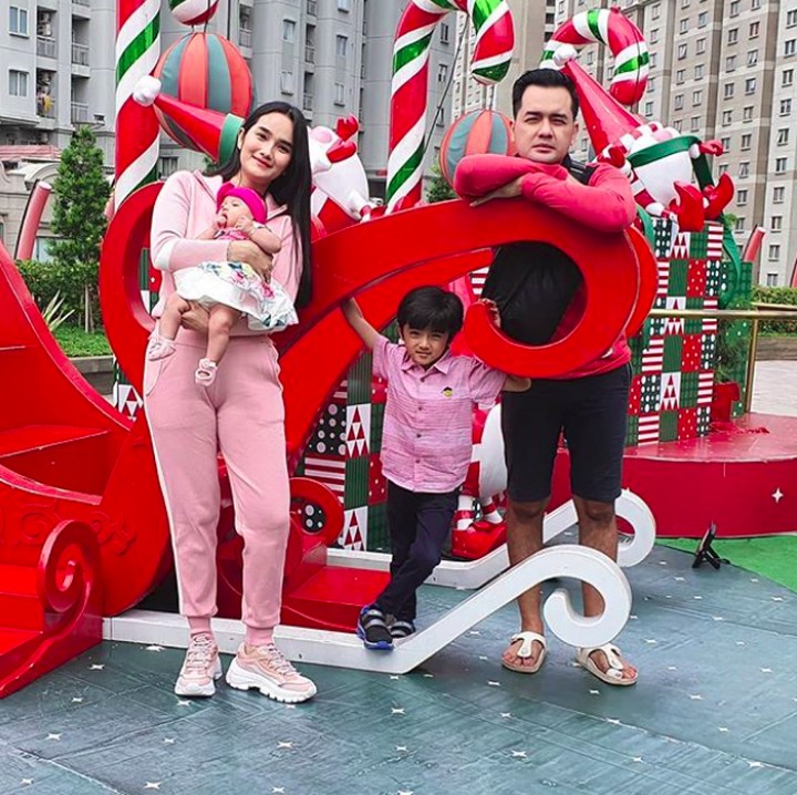 <p>Foto lengkap berempat dengan sang suami. (Foto: Instagram @febymarcelia)</p>