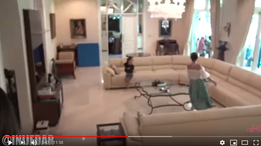 Setelah menikah dengan Ardi Bakrie, Nia Ramadhani tinggal di rumah mewah bak istana. 