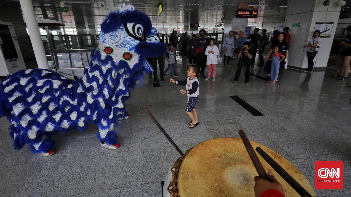 FOTO: Atraksi Barongsai di LRT Saat Imlek