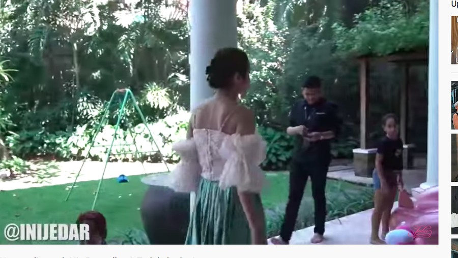 Halaman luas rumah Nia Ramadhani Setelah menikah dengan Ardi Bakrie, Nia Ramadhani tinggal di rumah mewah bak istana.