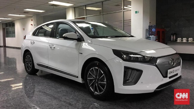 Toyota Corolla Cross merupakan mobil hybrid terlaris di Indonesia, sedangkan mobil listrik terlaris adalah Hyundai Ioniq Electric. 