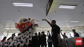 FOTO: Atraksi Barongsai di LRT Saat Imlek LRT Jakarta menggelar pertunjukan barongsai dan liang liong pada Tahun Baru Imlek untuk menghibur penumpang.