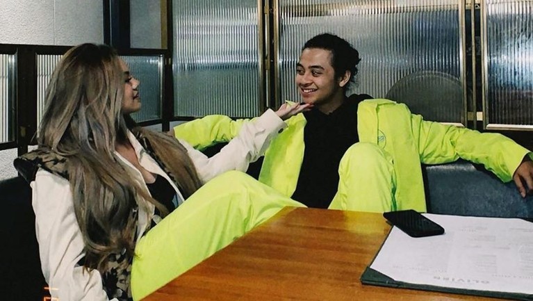 Pasangan Bastian Steel dan Shafa Harris semakin mesra saja. Keduanya juga rajin mengunggah kemesraan mereka di depan publik. Intip kemesraan sejoli ini. 