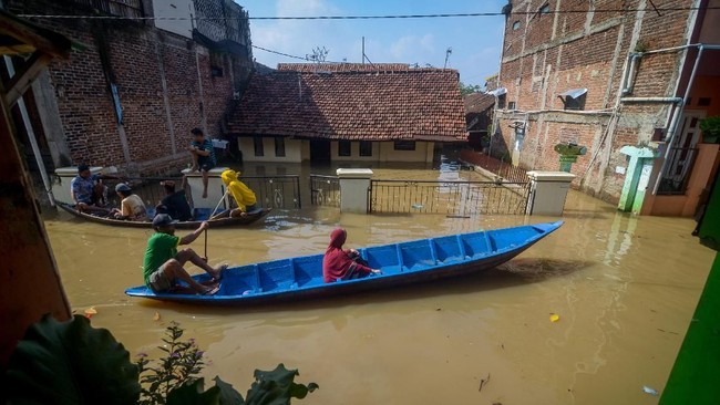 Sebanyak 40.844 dari 11.659 kepala keluarga terdampak banjir hingga Minggu (26/1).