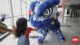 FOTO: Atraksi Barongsai di LRT Saat Imlek LRT Jakarta menggelar pertunjukan barongsai dan liang liong pada Tahun Baru Imlek untuk menghibur penumpang.