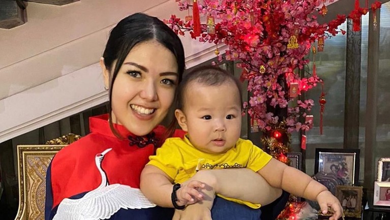 Tujuh potret kebersamaan para artis Tanah Air yang merayakan Imlek 2020 bersama keluarga besarnya. Ada siapa saja?