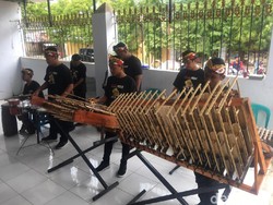 Musik Angklung Bergema Ramaikan Perayaan Imlek di Polewali Mandar