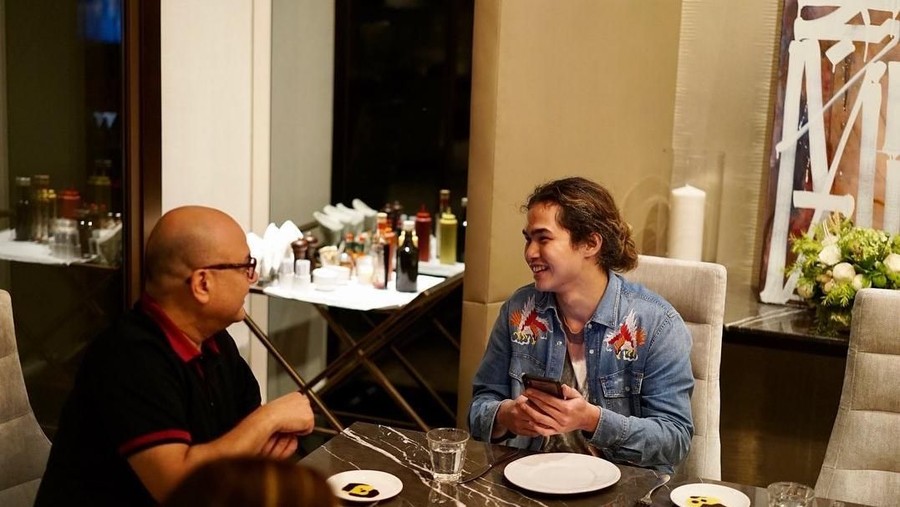 Dul Jaelani terlihat akrab dan asyik mengobrol bersama Irwan Mussry.
