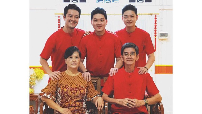 Tujuh potret kebersamaan para artis Tanah Air yang merayakan Imlek 2020 bersama keluarga besarnya. Ada siapa saja?
