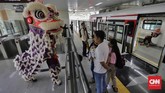 FOTO: Atraksi Barongsai di LRT Saat Imlek LRT Jakarta menggelar pertunjukan barongsai dan liang liong pada Tahun Baru Imlek untuk menghibur penumpang.
