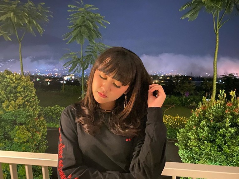 5 Fakta Happy Asmara, Si Cantik Pelantun 'Sepine Wengi' Nama pedangdut Happy Asmara kembali menjadi sorotan setelah merilis lagu terbarunya Sepine Wengi. Jarang terekpose berikut ini 5 fakta Happy Asmara.