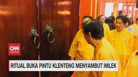 VIDEO: Ritual Buka Pintu Klenteng Menyambut Imlek