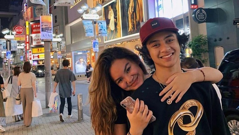 Pasangan Bastian Steel dan Shafa Harris semakin mesra saja. Keduanya juga rajin mengunggah kemesraan mereka di depan publik. Intip kemesraan sejoli ini. 