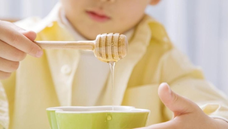 Selain sebagai obat batuk, ternyata madu juga memiliki menfaat lain untuk anak. Terdapat 8 manfaat madu untuk anak yang perlu Bunda ketahui.