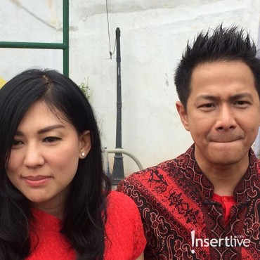 Spesial, Delon Berikan Angpao Emas Batangan untuk Sang Ibu