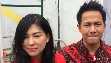 Spesial, Delon Berikan Angpao Emas Batangan untuk Sang Ibu