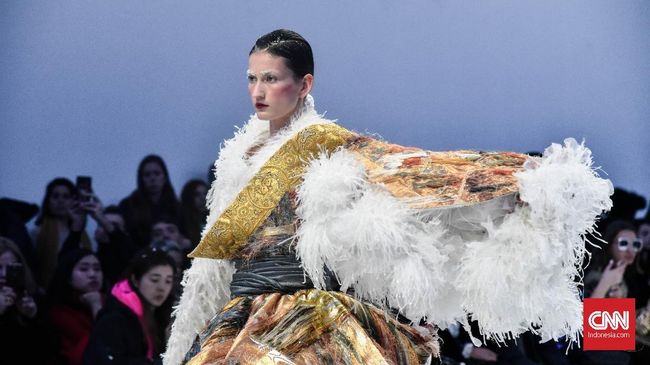 Terinspirasi dari keindahan dan kekuatan pegunungan Himalaya, Guo Pei menampilkan signature stylenya yang kompleks dan mewah.