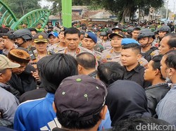 Saat Kapolda Jabar Bubarkan Massa Bentrok Sukabumi