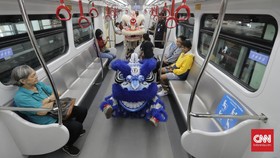FOTO: Atraksi Barongsai di LRT Saat Imlek