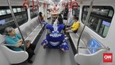 FOTO: Atraksi Barongsai di LRT Saat Imlek LRT Jakarta menggelar pertunjukan barongsai dan liang liong pada Tahun Baru Imlek untuk menghibur penumpang.