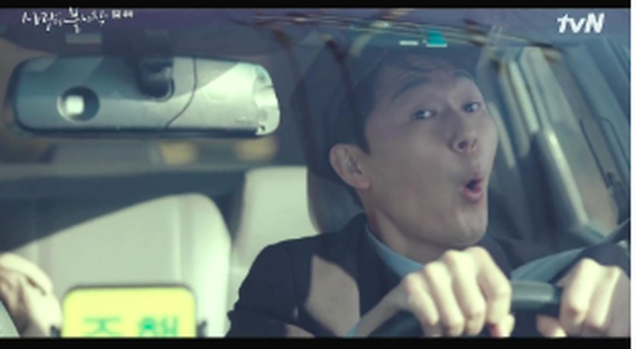 Park Sung Woong Tiga artis terkenal ini tampil sebagai cameo di drama Crash Landing on You dan cukup menyita perhatian.