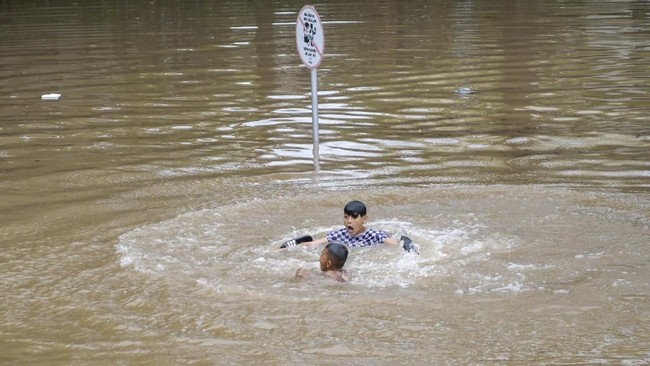 Banjir setinggi 3 meter yang merendam underpass Gandhi, Kemayoran, sejak kemarin belum surut sampai Sabtu (25/1) malam ini.