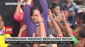 VIDEO: Ricuh, Anak-Anak & Pengemis Berebut Angpao Imlek