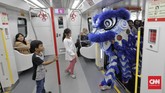 FOTO: Atraksi Barongsai di LRT Saat Imlek LRT Jakarta menggelar pertunjukan barongsai dan liang liong pada Tahun Baru Imlek untuk menghibur penumpang.