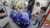 FOTO: Atraksi Barongsai di LRT Saat Imlek LRT Jakarta menggelar pertunjukan barongsai dan liang liong pada Tahun Baru Imlek untuk menghibur penumpang.