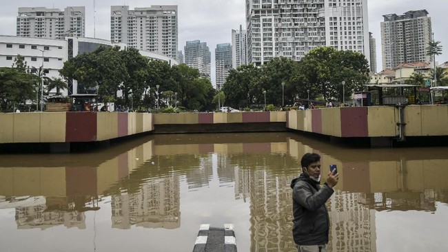 Underpass Gandhi Kemayoran, Jakarta Pusat, belum bisa dilalui kendaraan sampai hari ini karena masih tergenang banjir dengan ketinggian hingga 3 meter.