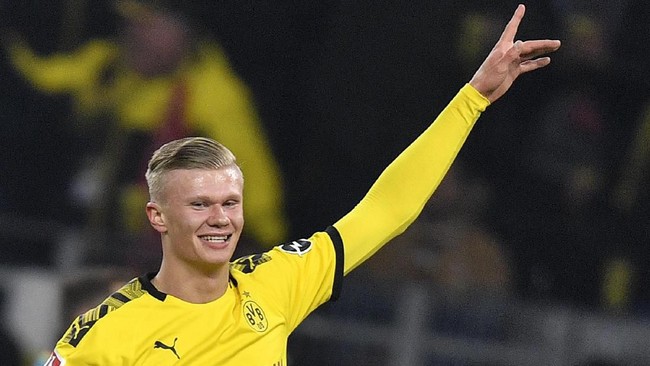 Dortmund's Erling Haaland celebrates after scoring during the German Bundesliga soccer match between Borussia Dortmund and 1. FC Cologne in Dortmund, Germany, Friday, Jan. 24, 2020. Dortmund defeated Cologne with 5-1, Haaland scored twice. (AP Photo/Martin Meissner)