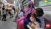 FOTO: Atraksi Barongsai di LRT Saat Imlek LRT Jakarta menggelar pertunjukan barongsai dan liang liong pada Tahun Baru Imlek untuk menghibur penumpang.