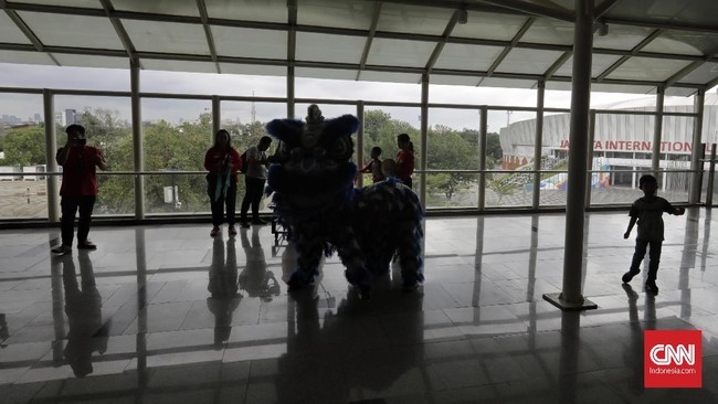 FOTO: Atraksi Barongsai di LRT Saat Imlek