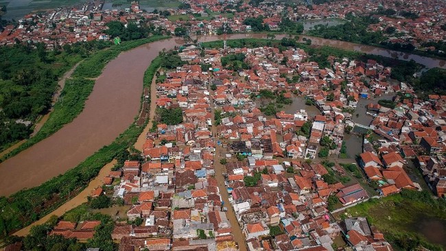 Polda Jawa Barat menerjunkan 10 personel dari Batalyon A Pelopor Satuan Brimob untuk membantu masyarakat dan evakuasi korban terdampak banjir di Gedebage.