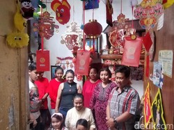 Begini Cara Warga yang Tinggal di Bekas Kandang Kuda Rayakan Imlek