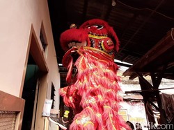 Serunya Barongsai Door to Door di Kampung Tambak Bayan Surabaya