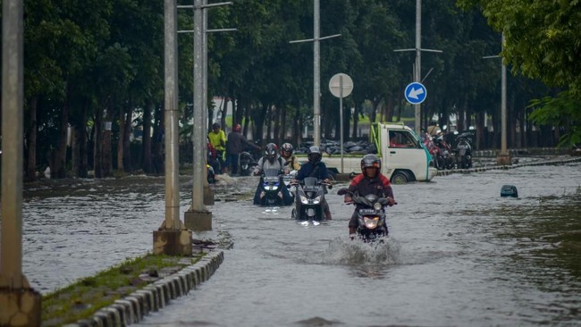 Berdasarkan prediksi Badan Meteorologi Klimatologi dan Geofisika (BMKG), cuaca ekstrem yaitu hujan lebat yang disertai kilat, petir dan angin kencang.
