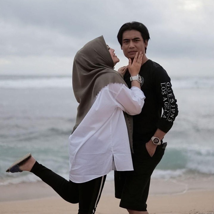 <p>Meski sudah 15 tahun menjalani rumah tangga, Charly dan Nana masih romantis dan makin mesra, lho. (Foto: Instagram @regina_irawan03)</p>