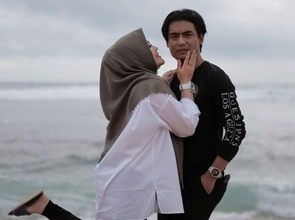 15 Tahun Menikah, Intip Potret Romantis Charly van Houten dan Istri