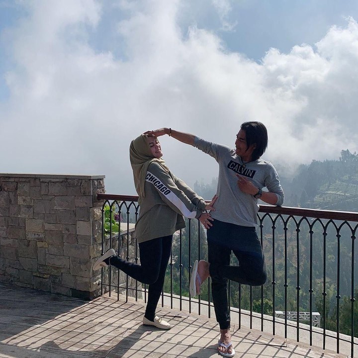 <p>Charly dan Nana pun beberapa kali mengunggah foto lucu. Momen di saat Nana ingin memeluk Charly karena gemas, namun malah ditahan. (Foto: Instagram @regina_irawan03)</p>
