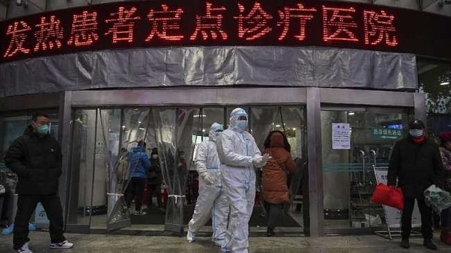 Medical staff members wearing protective clothing to help stop the spread of a deadly virus which began in the city, walk at the Wuhan Red Cross Hospital in Wuhan on January 25, 2020. - The Chinese army deployed medical specialists on January 25 to the epicentre of a spiralling viral outbreak that has killed 41 people and spread around the world, as millions spent their normally festive Lunar New Year holiday under lockdown. (Photo by Hector RETAMAL / AFP)
