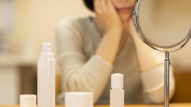 Jangan kaget kalau kulit jadi beruntusan usai pertama kali memakai produk skincare, salah satunya exfoliate toner. Kenali yuk perbedaan purging dan breakout.