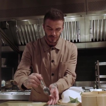 David Beckham Pamer Skill Masak Dumpling Meriahkan Imlek