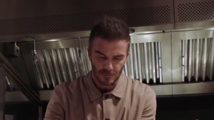 Mantan pemain sepak bola dunia David Beckham memamerkan keahlian memasak dumpling saat peringatan tahun baru Imlek.