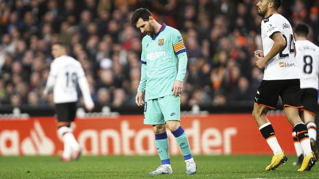 Rekan setim Lionel Messi yaitu Sergio Busquets bicara tentang konflik Lionel Messi usai Barcelona disingkirkan Athletic Bilbao.