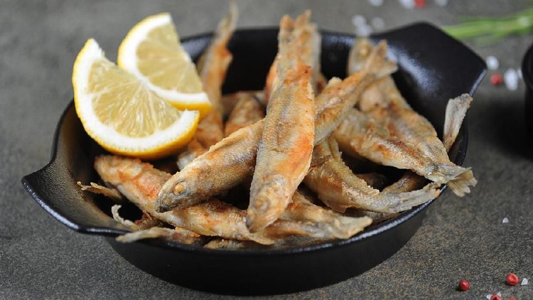 Tips Menggoreng Ikan Asin agar Renyah dan Tidak Alot Ikan asin bila salah digoreng, bisa jadi alot dan tak renyah saat dimakan. Itulah sebabnya, menggoreng ikan asin butuh trik khusus, Bunda. Berikut triknya ya!