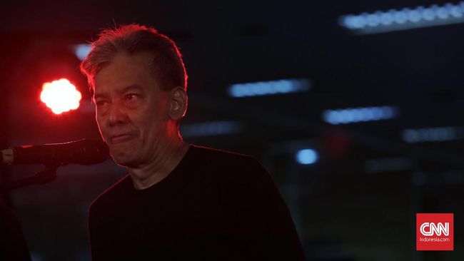 Fariz RM mesti bersabar untuk bisa dikenal publik, album dan lagu debutnya bahkan batal beredar karena khawatir tak laku.