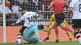 FOTO: Messi Tak Berkutik, Barcelona Keok Barcelona kalah 0-2 dari Valencia pada lanjutan Liga Spanyol yang diwarnai permainan buruk Lionel Messi di Stadion Mestalla.